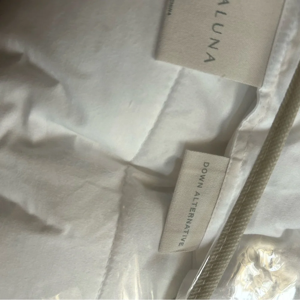 Casaluna F/Q Premium All Season Premium Down Alternative White Comforter
